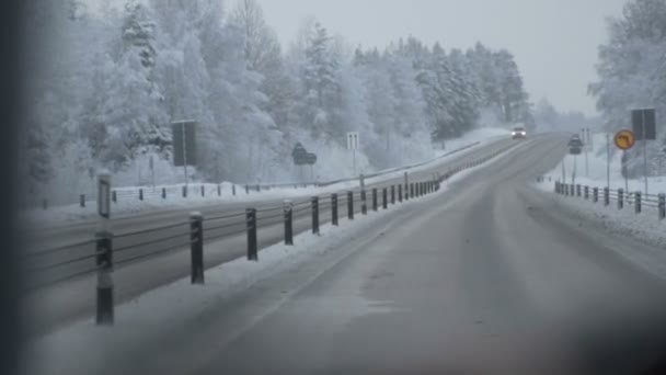 Homme conduisant une voiture à travers la route d'hiver — Video