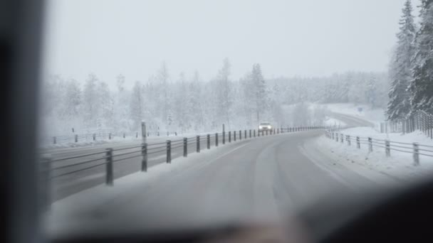 Чоловік керує автомобілем через зимову дорогу — стокове відео