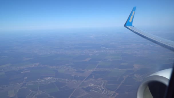 Aircraft Wing on blue sky background. This time in altitude during flight — Stock Video