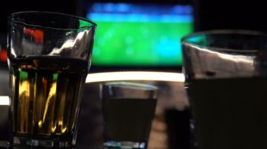 Bulanık görüntü Tv ve içecekler ön planda olan spor çubuk