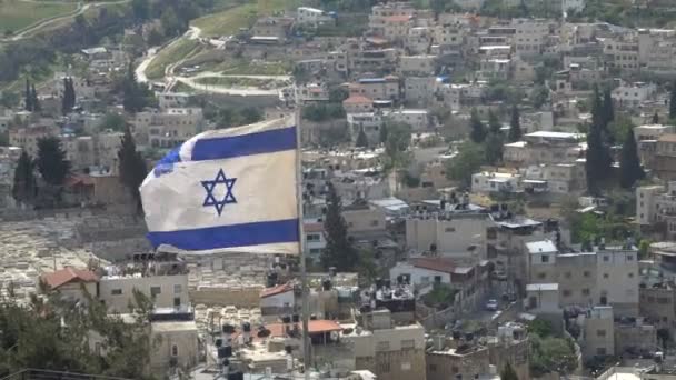 Прапор Ізраїлю вище старого міста Єрусалиму Ізраїлю — стокове відео