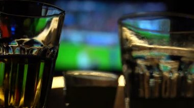 Bulanık görüntü Tv ve içecekler ön planda olan spor çubuk