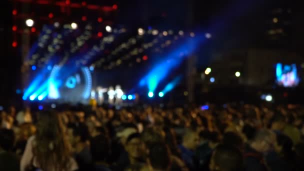 Mevsimlik tamplate siluetleri konser, kalabalık önünde parlak sahne ışıkları. 120fps — Stok video
