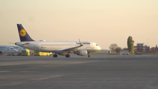 Parking comercial de aviones en el aeropuerto. Kiev, Ucrania 16.11.2019 — Vídeos de Stock