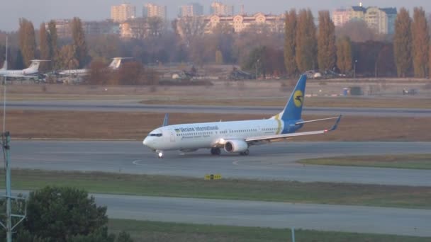 Commercial airplane at the airport. Kyiv, Ukraine 16.11.2019 — Stock Video
