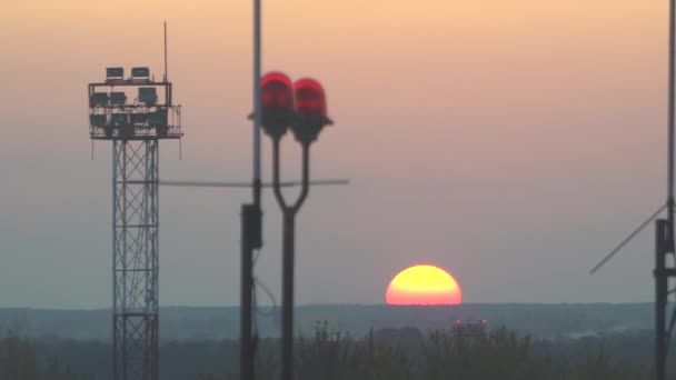 Πύργος ελέγχου αεροδρομίου το ηλιοβασίλεμα. Κίεβο, Ουκρανία 15.11.2019 — Αρχείο Βίντεο