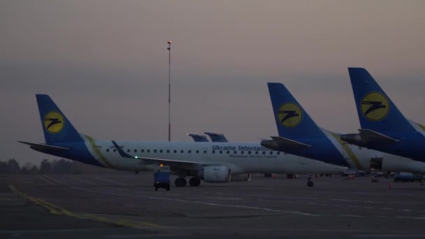 Komerční letadlo na letišti. Kyjev, Ukrajina 16.11.2019 — Stock video