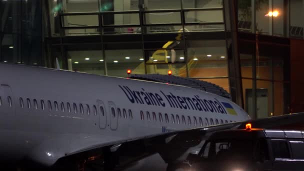 商业飞机在机场。 乌克兰基辅2019年11月16日 — 图库视频影像