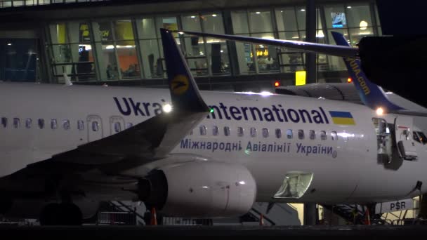 Εμπορικό αεροπλάνο στο αεροδρόμιο. Κίεβο, Ουκρανία 16.11.2019 — Αρχείο Βίντεο