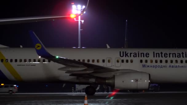Avião comercial no aeroporto. Kiev, Ucrânia 16.11.2019 — Vídeo de Stock