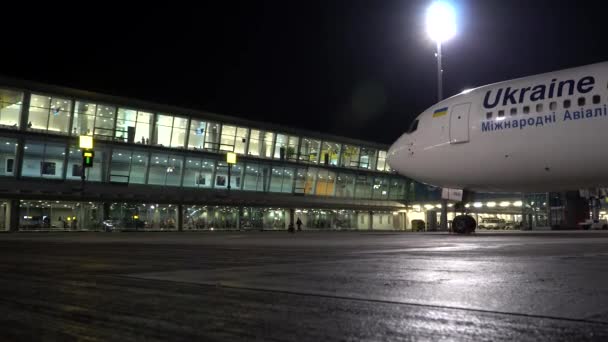 Коммерческий самолет в аэропорту. Киев, Украина 16.11.2019 — стоковое видео