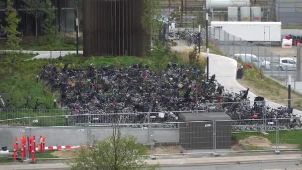 Un montón de bicicletas en el estacionamiento en — Vídeos de Stock