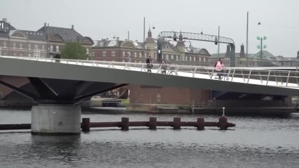 美丽的人行，运河上的自行车桥。丹麦。哥本哈根。建筑观光旅行 — 图库视频影像