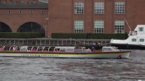 Canal de barco cheio de turistas de turismo. 01.12.2019, Copenhaga, Dinamarca — Vídeo de Stock