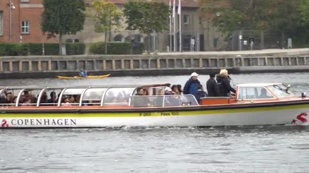 Turistlerle dolu bir kanal gezisi. 01.12.2019, Kopenhag, Danimarka — Stok video