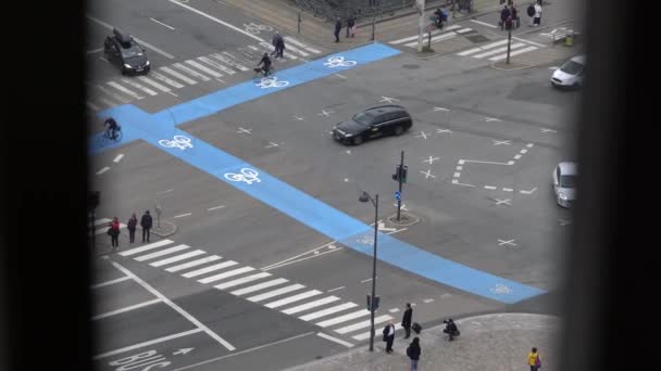 Özel bisiklet sürmek kentsel yolun ortasına de. — Stok video