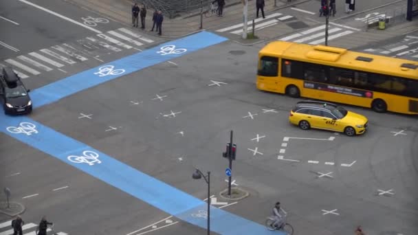 都市道路の中央に特別な自転車に乗る. — ストック動画