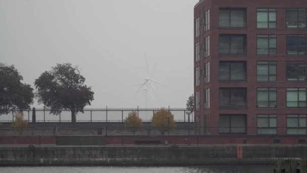 Longa fileira de moinhos de vento em pé no mar holandês . — Vídeo de Stock