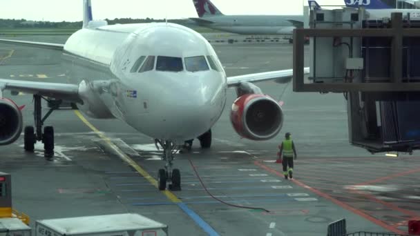 Commercieel vliegtuig op het vliegveld. Kopenhagen, Denemarken 16.11.2019 — Stockvideo