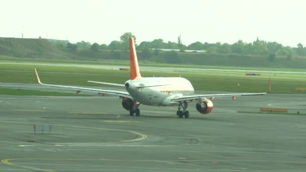 Kommersiella flygplan på flygplatsen. Köpenhamn, Danmark 16.11.2019 — Stockvideo