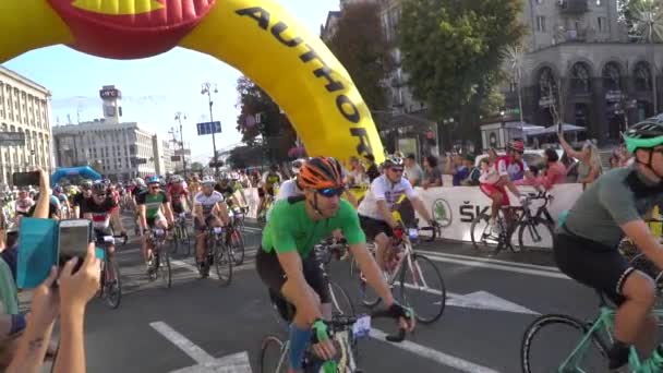 Fahrer am Start des Radrennens. Ukraine, Kiew, 21.03.2020 — Stockvideo