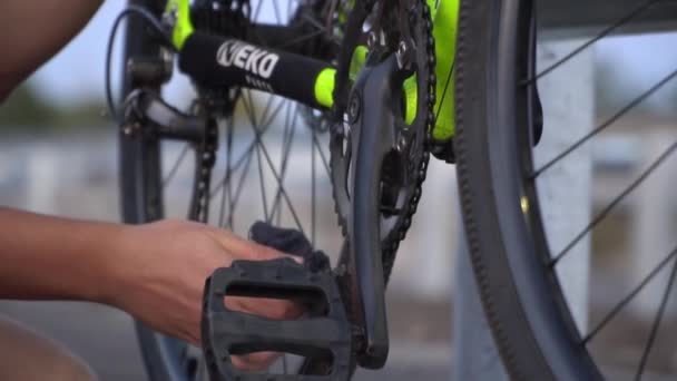 Mãos de trabalho reparar bicicleta. Peças para bicicletas . — Vídeo de Stock