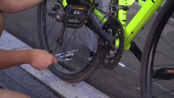 Mãos de trabalho reparar bicicleta. Peças para bicicletas . — Vídeo de Stock