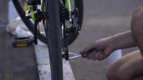 Робочі руки ремонтують велосипед. Частини велосипеда. — стокове відео