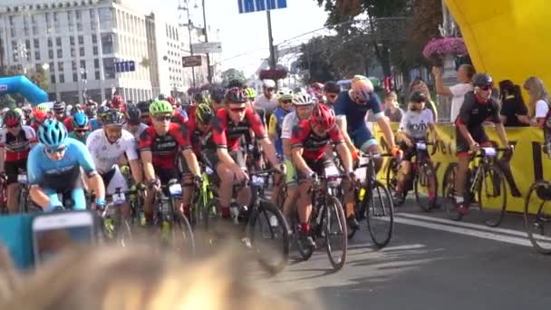 骑手们在自行车比赛开始时.乌克兰，基辅，2020年3月21日 — 图库视频影像