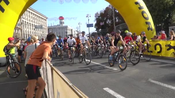 Cavalieri all'inizio delle corse in bicicletta. Ucraina, Kiev, 21.03.2020 — Video Stock