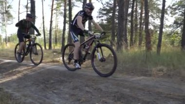 Bisikletçi Bisikletle Güzel Bahar Ormanı Yolu 'nda. Kyiv, Ukrayna, 20.03.2020