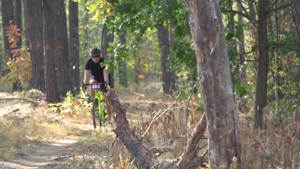 Cycliste Monter le vélo sur le magnifique sentier forestier de printemps. Kiev, Ukraine, 20.03.2020 — Video