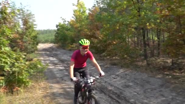 Ciclista In sella alla bicicletta sul bellissimo Spring Forest Trail. Kiev, Ucraina, 20.03.2020 — Video Stock