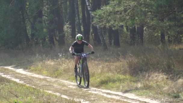 Ciclista In sella alla bicicletta sul bellissimo Spring Forest Trail. Kiev, Ucraina, 20.03.2020 — Video Stock