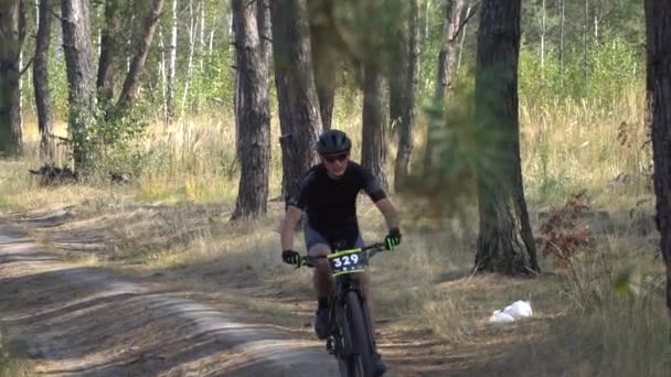 Ciclista In sella alla bicicletta sul bellissimo Spring Forest Trail. Kiev, Ucraina, 20.03.2020 — Video Stock