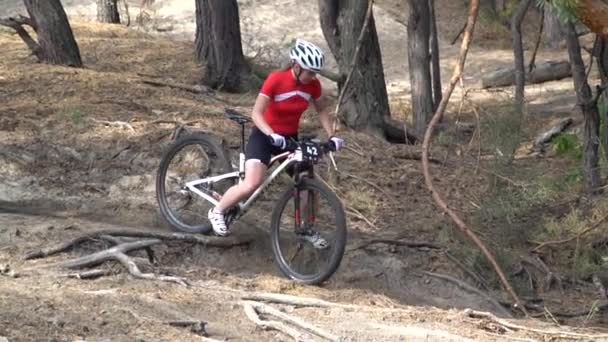 Cycliste Monter le vélo sur le magnifique sentier forestier de printemps. Kiev, Ukraine, 20.03.2020 — Video