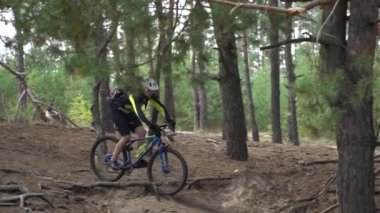 Bisikletçi Bisikletle Güzel Bahar Ormanı Yolu 'nda. Kyiv, Ukrayna, 20.03.2020