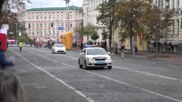 警察の車のライトが閉じます。ウクライナのキエフ。20.03.2020 — ストック動画