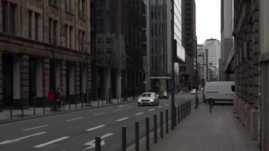 İş bölgesindeki modern gökdelenlerin geniş açılı görüntüsü. Frankfurt, Almanya, 26.05.2020
