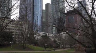 İş bölgesindeki modern gökdelenlerin geniş açılı görüntüsü. Frankfurt, Almanya.