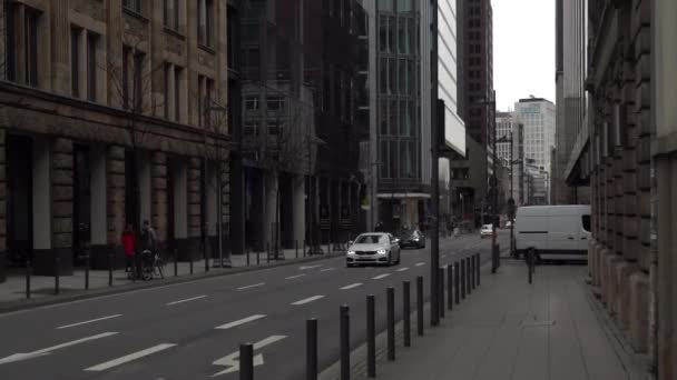 Vista di angolo largo inferiore dei grattacieli moderni nel quartiere degli affari. Francoforte, Germania, 26.05.2020 — Video Stock