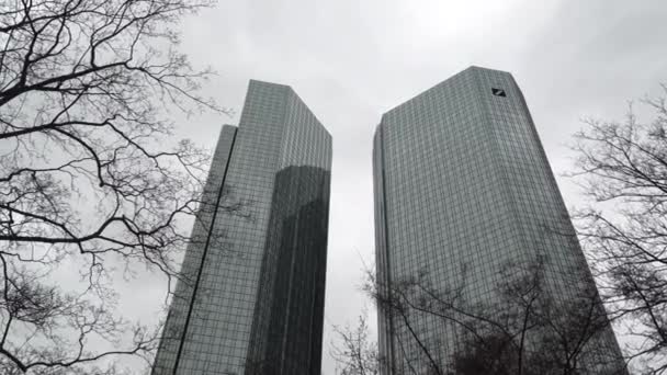 フランクフルトの高層ビルはドイツのメインです。. — ストック動画