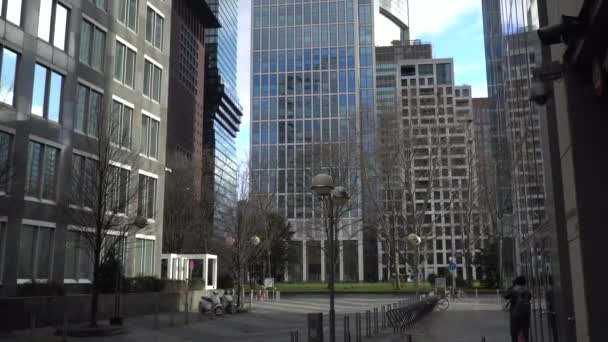 ビジネス街の近代的な高層ビルの下の広い角度ビュー。フランクフルト、ドイツ、 26.05.2020 — ストック動画