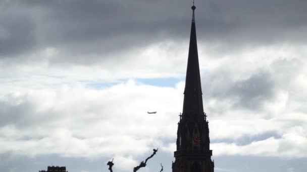 Repülőgép közel épület homlokzat, miközben repül az égen. — Stock videók
