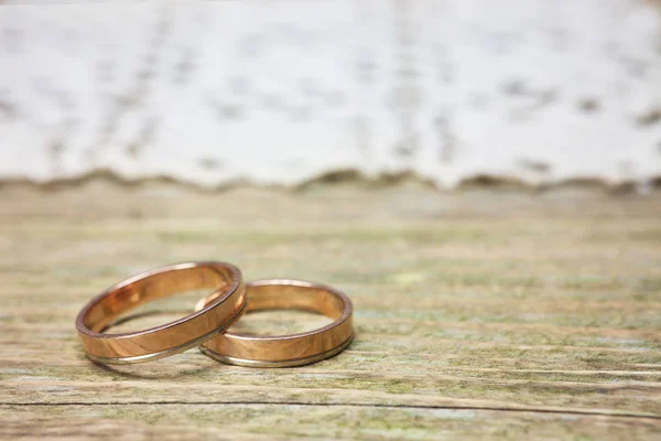 Anillos de boda en madera — Foto de Stock