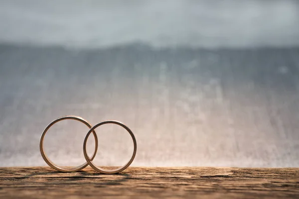 Cincin Pernikahan di Kayu — Stok Foto