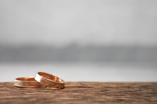 Anillos de boda en madera — Foto de Stock