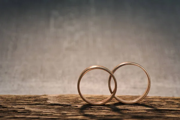 Anillos de boda en madera — Foto de Stock