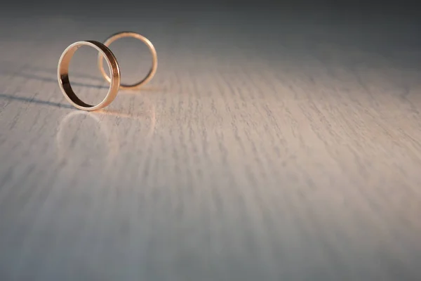 Dua cincin pernikahan di latar belakang kayu — Stok Foto