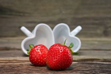 Olgun kırmızı çilek ahşap bir masa üzerinde. Sağlıklı gıda fotoğraf. Çilek